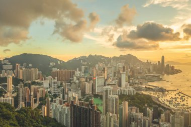 2 Mayıs 2022. Hong Kong bakış açısı Braemar Tepesi tepesinde gün batımını gösteriyor..
