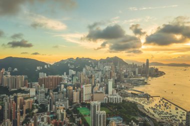 2 Mayıs 2022. Hong Kong bakış açısı Braemar Tepesi tepesinde gün batımını gösteriyor..