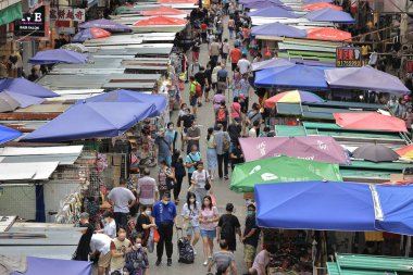 9 Temmuz 2022 Tung Choi Caddesi sokak manzarası, açık hava pazarı, hk