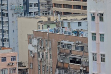 9 Temmuz 2022 Tong Lau, Kowloon şehir merkezinde sıkışık konutlar