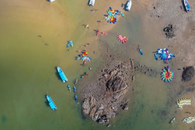 4 Mayıs 2022 Sai kung 'da kanoda yüzen kürekçiler