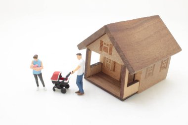 Yeni evin önündeki figürlü aile.