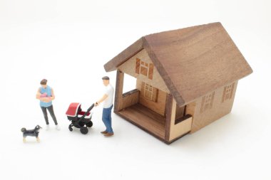 Evcil hayvanı ve bebek arabası olan minicik bir figür.