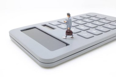 Hesap makinesinin üzerinde duran iş adamlarının Mini.