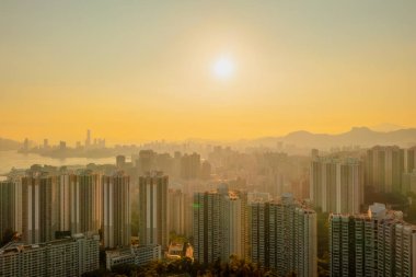 6 Mayıs 2022 Siyah tepeden Hong Kong ve Kowloon manzarası