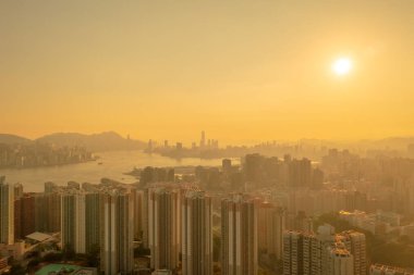 6 Mayıs 2022 Siyah tepeden Hong Kong ve Kowloon manzarası