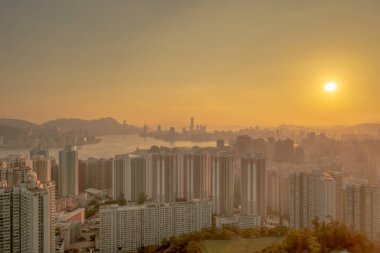 6 Mayıs 2022 Siyah tepeden Hong Kong ve Kowloon manzarası