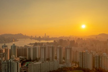 6 Mayıs 2022 Siyah tepeden Hong Kong ve Kowloon manzarası