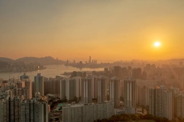 6 Mayıs 2022 Siyah tepeden Hong Kong ve Kowloon manzarası