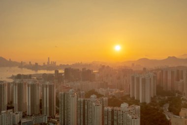 6 Mayıs 2022 Siyah tepeden Hong Kong ve Kowloon manzarası