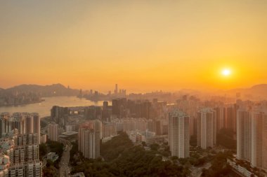 6 Mayıs 2022 Siyah tepeden Hong Kong ve Kowloon manzarası