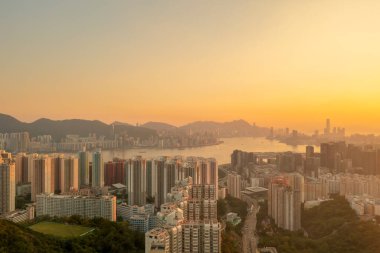 6 Mayıs 2022 Siyah tepeden Hong Kong ve Kowloon manzarası