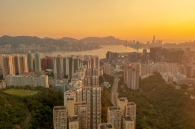 6 Mayıs 2022 Siyah tepeden Hong Kong ve Kowloon manzarası