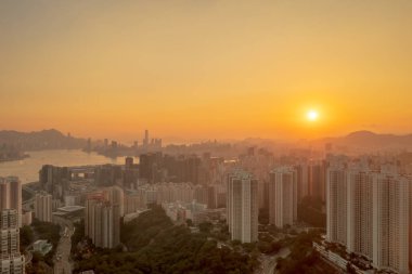 6 Mayıs 2022 Siyah tepeden Hong Kong ve Kowloon manzarası