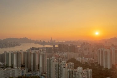 6 Mayıs 2022 Siyah tepeden Hong Kong ve Kowloon manzarası