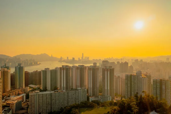 6 Mayıs 2022 Siyah tepeden Hong Kong ve Kowloon manzarası