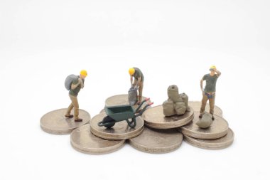 Mini adam bozuk paraların yerini değiştiriyor.