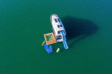 27 Temmuz 2022 Tropikal Egzotik Ada Körfezi 'nde demirli lüks yatın geniş fotoğrafı