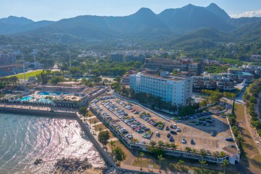 27 Temmuz 2022 Sai kung, Hong Kong 'daki araba park yeri. 