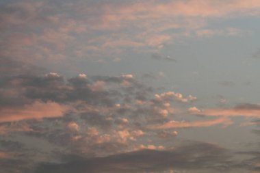 Bulut ve pastel renkli bir arka plan ile gökyüzü