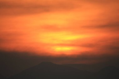 Turuncu Bulutların Arasında Parlayan Parlak Güneş Işığı