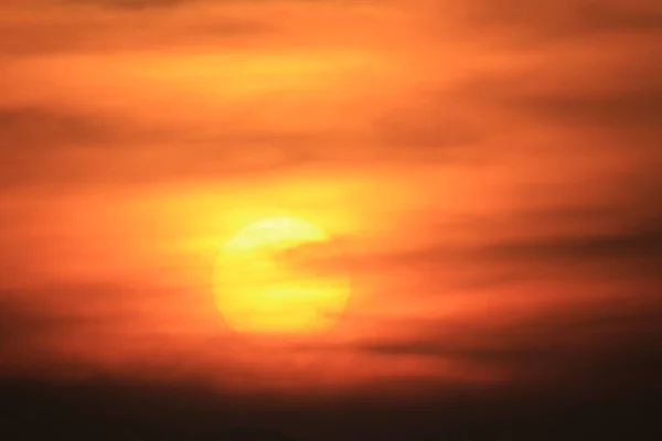 Яркий Солнечный Свет Сияющий Сквозь Оранжевые Облака — стоковое фото