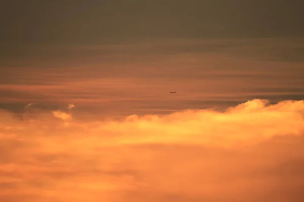 Яркий Солнечный Свет Сияющий Сквозь Оранжевые Облака — стоковое фото