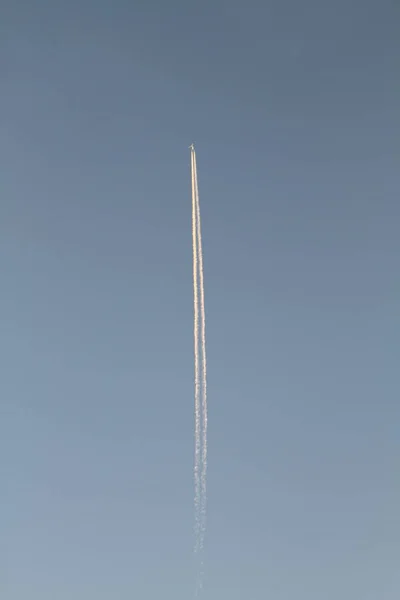 След Самолета Голубое Небо Транспортная Концепция — стоковое фото