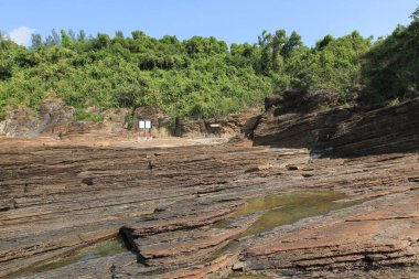 The shores island are decorated with top rock shale