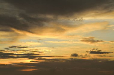 Bulutların üzerinde dramatik bir ışıkla gün batımı..