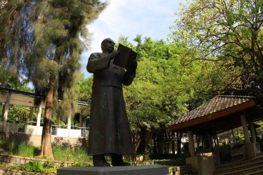 20 Aug 2011 Bronze statue of Sun Yat Sen at Lingnan University
