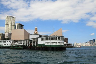 10 Mayıs 2011 'de Kowloon adasındaki geleneksel feribot. Hong Kong