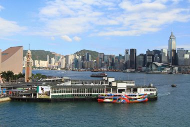 10 Mayıs 2011 'de Kowloon adasındaki geleneksel feribot. Hong Kong