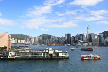 10 Mayıs 2011 'de Kowloon adasındaki geleneksel feribot. Hong Kong