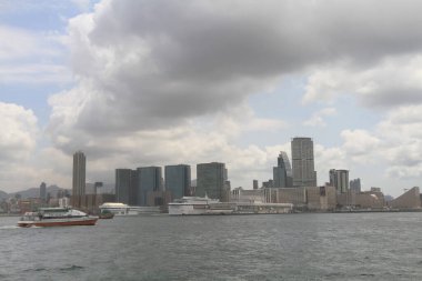 10 Mayıs 2011 Batı Kowloon ve Victoria Limanı 'nın modern mimarisi ve ufuk çizgisi