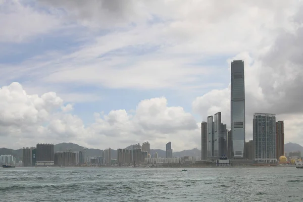 2011年5月10日香港西九龙及维多利亚港的现代建筑及天际线 — 图库照片