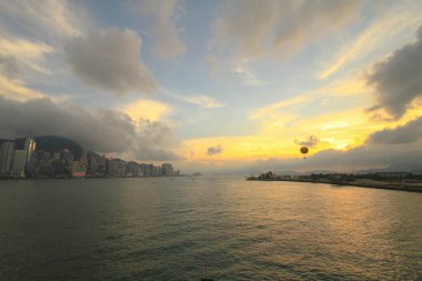 5 Haziran 2011 'de Victoria Limanı gün batımında, Hong Kong