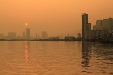 27 Mayıs 2011 günbatımında alacakaranlık. Fotoğraf: Kwun Tong Gezinti Alanı, Hong Kong.