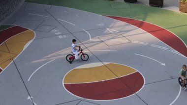 Hong Kong 'da sokakta oynayan çocuklar.