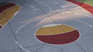 Hong Kong 'da sokakta oynayan çocuklar.