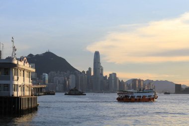 20 Haziran 2011 'de Victoria Limanı açık bir gökyüzünde, Hong Kong