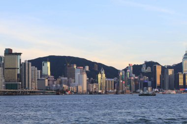 20 Haziran 2011 'de Victoria Limanı açık bir gökyüzünde, Hong Kong