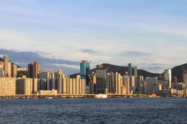 20 Haziran 2011 'de Victoria Limanı açık bir gökyüzünde, Hong Kong