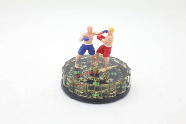 Pusula üzerinde hareket halindeki Boksörler Mini