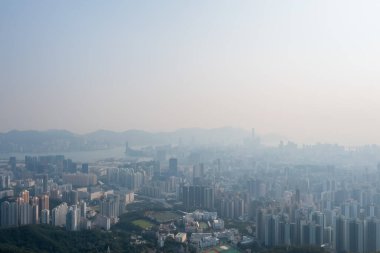 8 Mayıs 2022. Kowloon tepesinden Victoria 'ya bakan puslu bir gün.