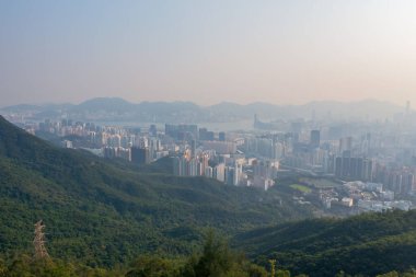 8 Mayıs 2022. Kowloon tepesinden Victoria 'ya bakan puslu bir gün.