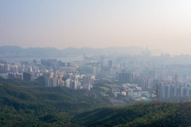 8 Mayıs 2022. Kowloon tepesinden Victoria 'ya bakan puslu bir gün.