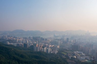 8 Mayıs 2022. Kowloon tepesinden Victoria 'ya bakan puslu bir gün.