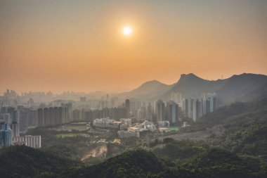 8 Mayıs 2022 Skyline Kowloon 'dan Kowloon Viewing Point gün batımında