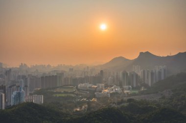8 Mayıs 2022 Skyline Kowloon 'dan Kowloon Viewing Point gün batımında